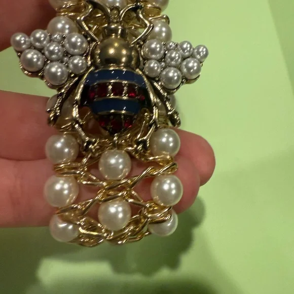 New Gold tone and Pearl Bee Bracelet - Picture 3 of 6